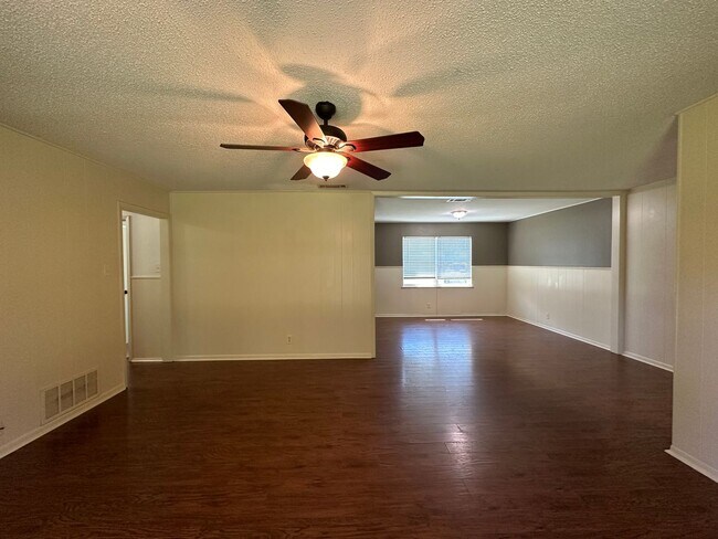 Building Photo - Charming 3 Bedroom in South Tyler!