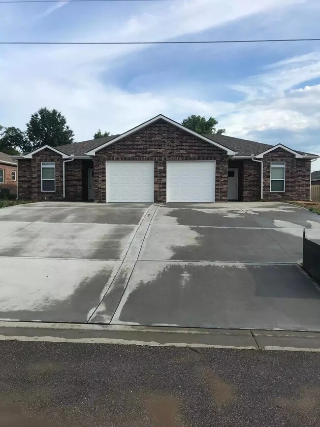 Building Photo - 632 W Clark St