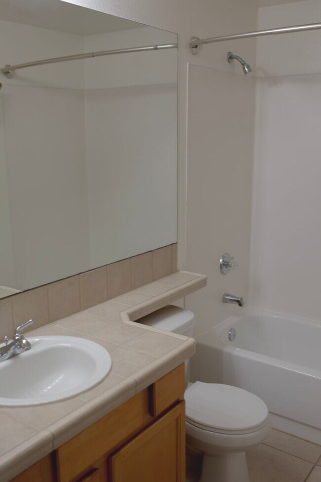 Building Photo - Two Bedroom Two Bathroom Everett Condominium