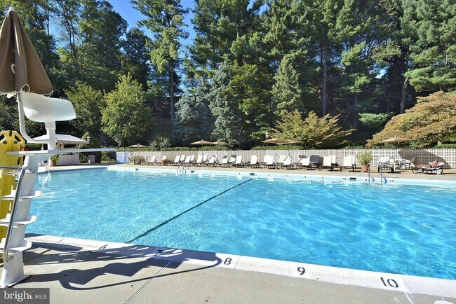 Building Photo - Welcome to The Towers!! This gem of a studio is nestled in a quiet neighborhood in Wesley Heights.