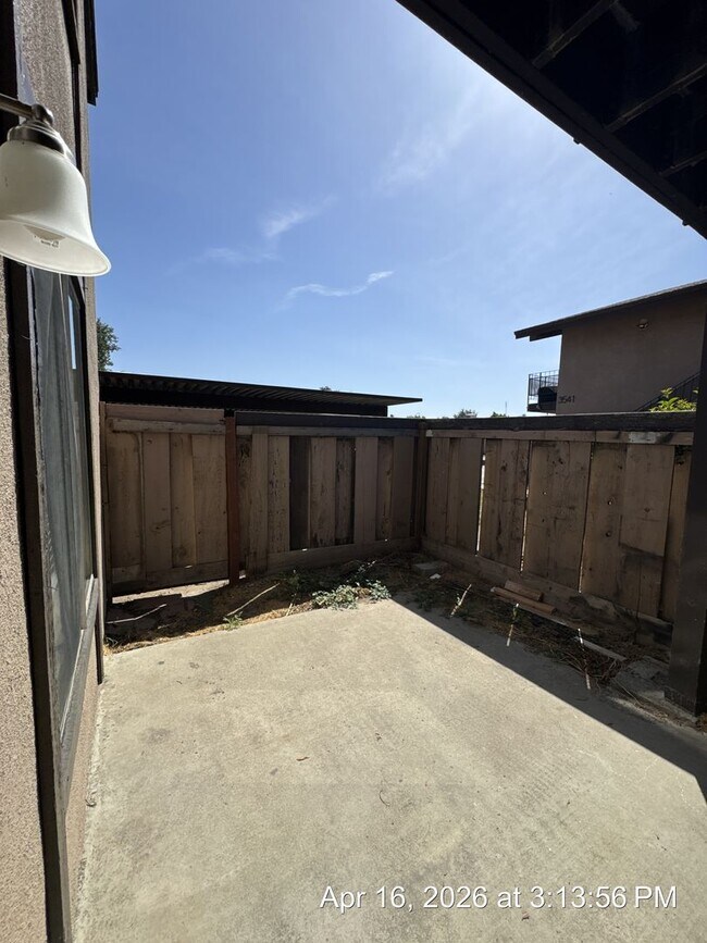 Building Photo - Downstairs Unit Move in Ready!