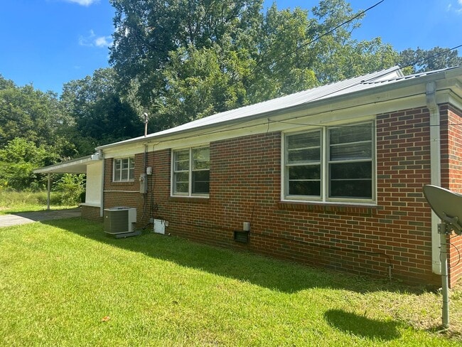 Building Photo - 4515 Skyline Dr