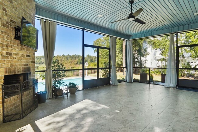 Building Photo - Pool/ Waterfront/ Custom Home in Waterways!