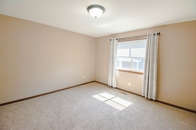 Building Photo - Move-In Ready NW Rochester Home with Finished Lower Level