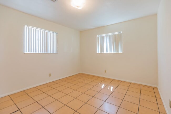 Building Photo - 3 Bedroom 2 Bath Home