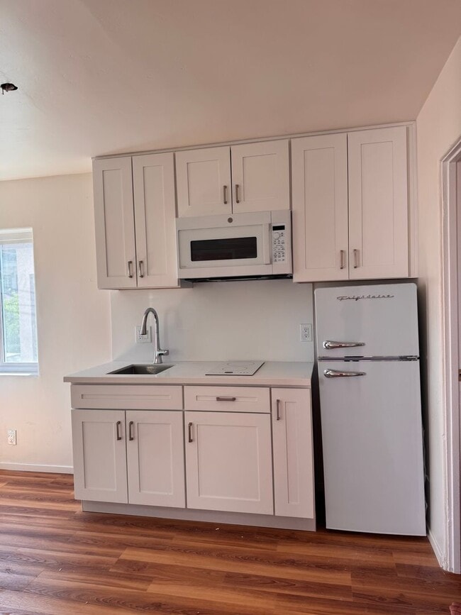 Building Photo - Studio with large private patio - Newly Re...