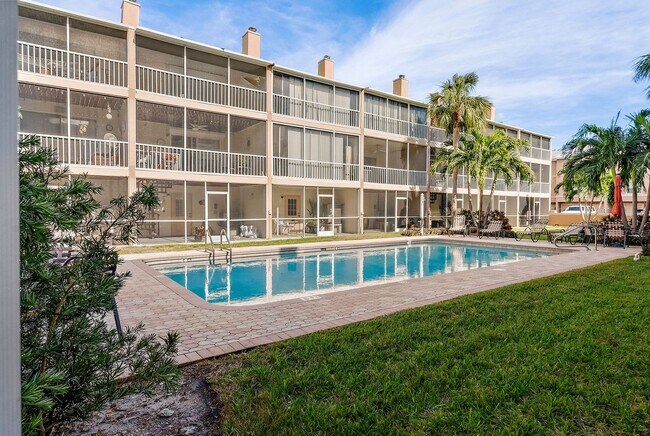 Building Photo - Impeccably Furnished Annual Rental Townhom...