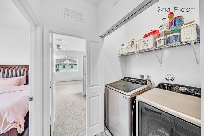 Building Photo - 235 SE Woodbark St