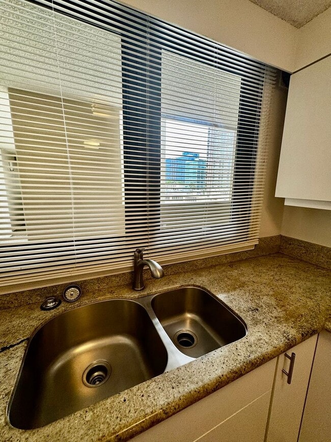 Building Photo - Yacht Harbor Towers- Diamond Head towers-9th floor-Marina/ocean views.