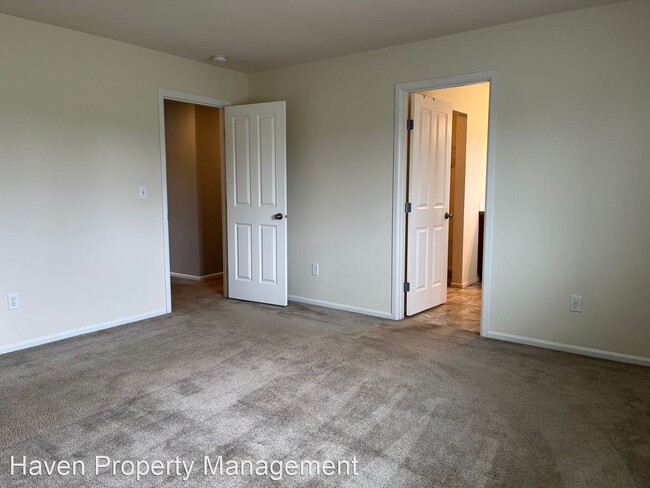 Building Photo - 4 br, 2.5 bath House - 5420 Discovery St E