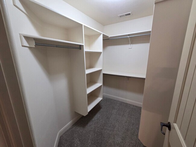 Building Photo - Shadow Ridge 3 Bedroom