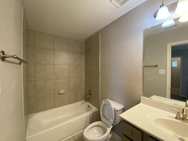 Building Photo - 125 Camelot Pl Ct