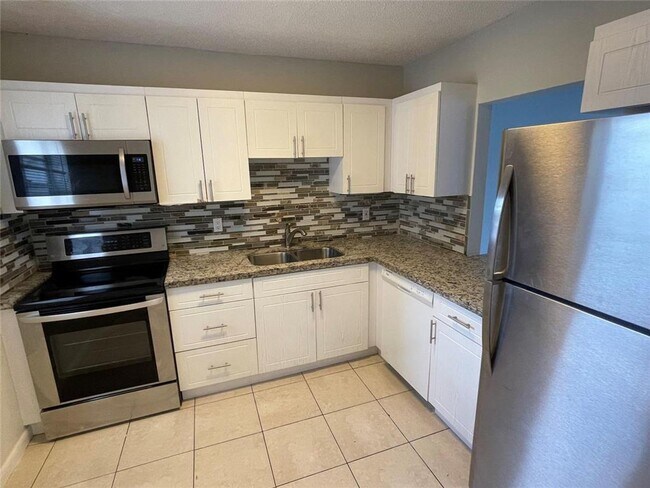 Building Photo - 5420-5422 SW 25th Ave