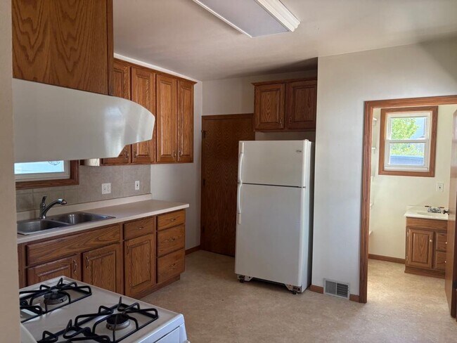 Building Photo - SPACIOUS 4 BEDROOM HOME READY FOR YOU