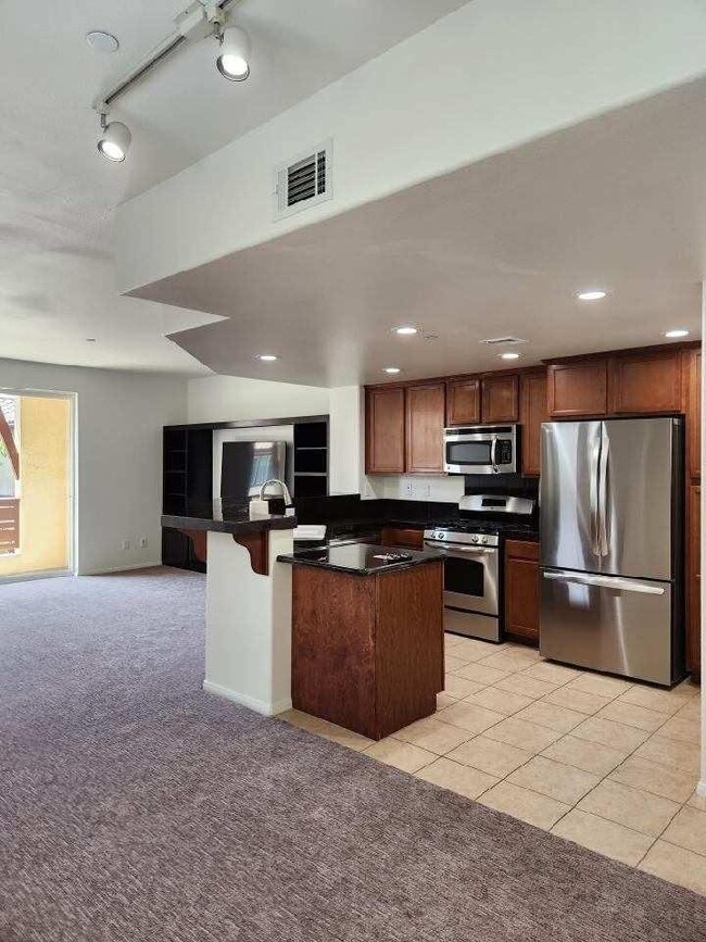 Building Photo - 956 Tarragon Ln