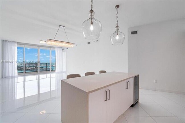 Building Photo - 2020 N Bayshore Dr