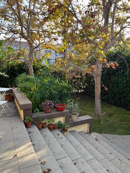 Building Photo - 504 N Heliotrope Dr