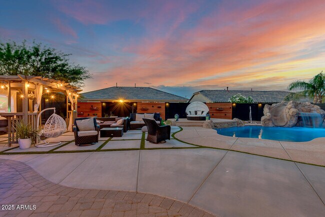 Building Photo - 18472 W Desert Ln