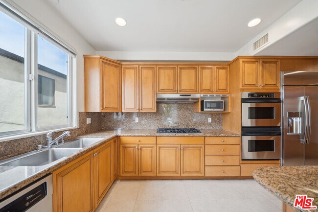 Building Photo - 1450 S Beverly Dr