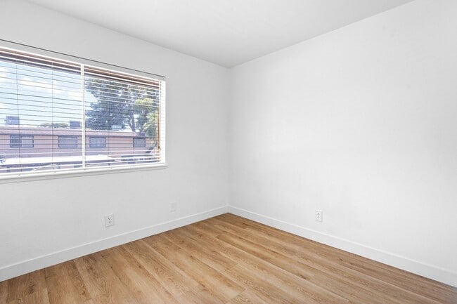 Building Photo - SPACIOUS 3BEDROOM TOWNHOUSE IN 89103