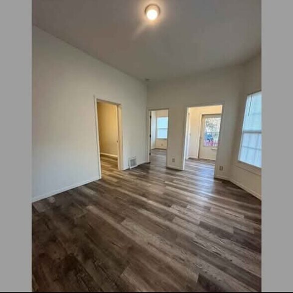 Building Photo - 2116 W Howett St