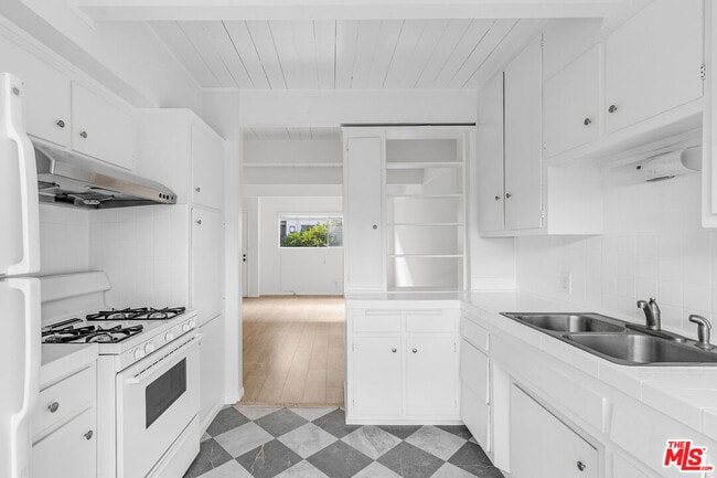 Building Photo - 4040 Grand View Blvd