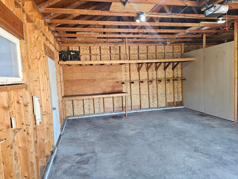 Building Photo - 321 10th Ave W