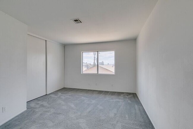 Building Photo - Double Primary Townhome with Spacious Backyard in 89115!