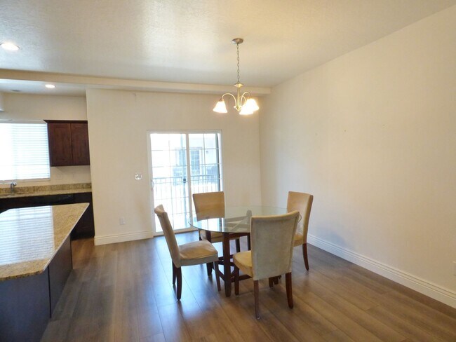 Building Photo - 3 Bd 3.5 Bath 2 Car Garage Townhome in Sandy
