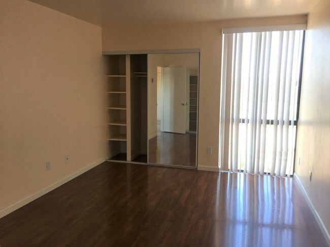 Building Photo - One Bedroom Condo in San Carlos!!