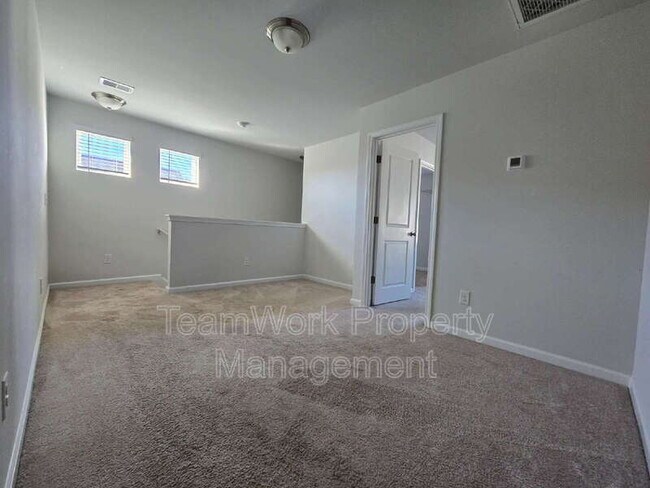 Building Photo - 454 Zenith Blvd