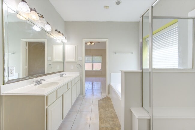 Building Photo - 2921 Indigo Dr