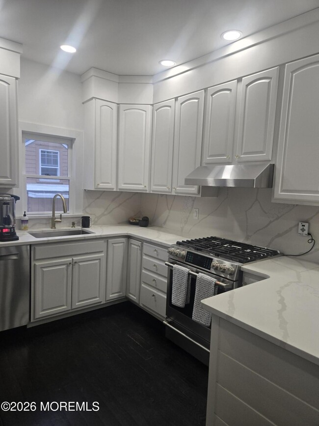 Building Photo - 486 W Lincoln Ave