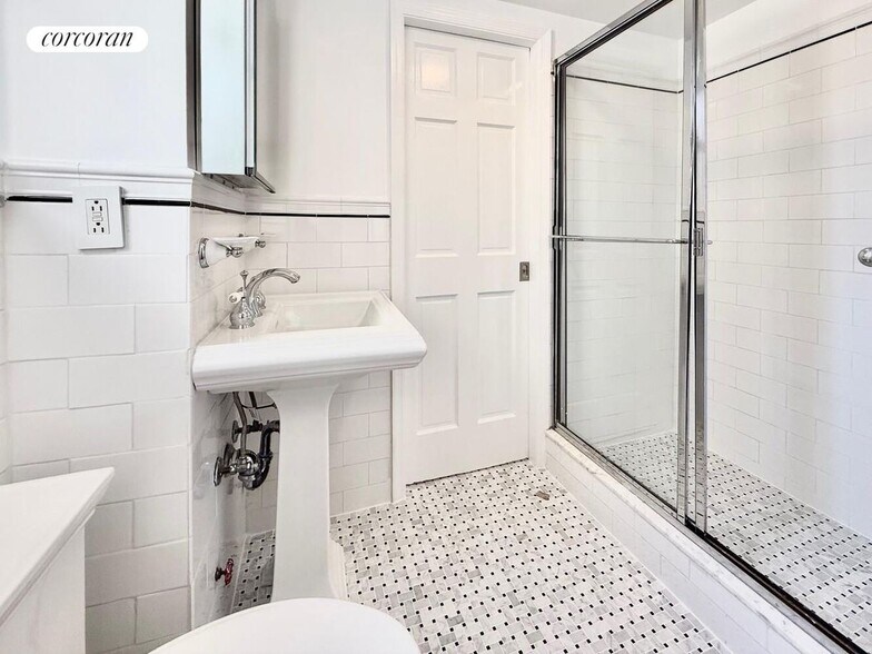 Building Photo - 210 E 68th St