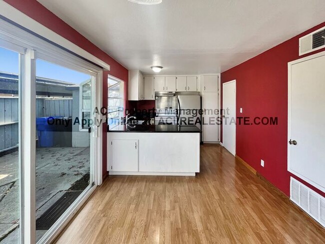 Building Photo - Spacious & Upgraded 4-Bedroom Townhouse in...