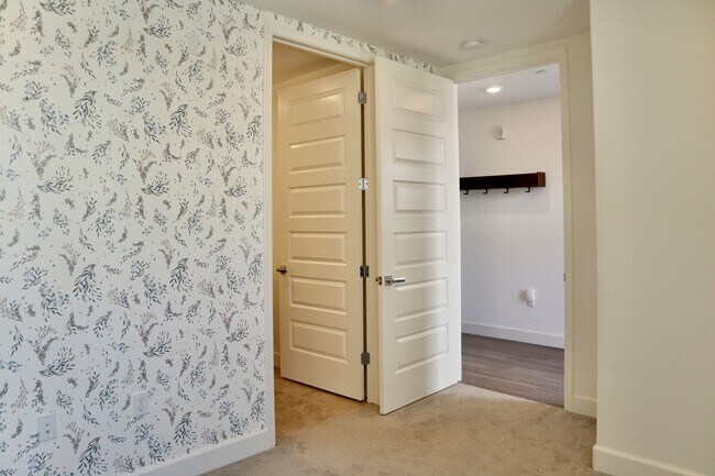 Building Photo - Gorgeous 3-story Townhome Available for Rent! Cherry-Guardino Neighborhood