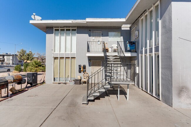Building Photo - Bright & Spacious 2-Bedroom Upstairs Unit in Central Las Vegas!