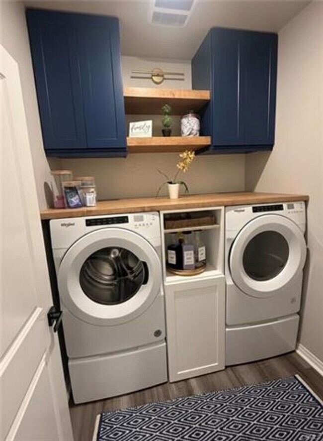 Building Photo - Stunning Pool Home