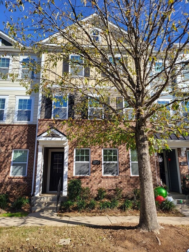 Building Photo - 4 Bedroom townhouse in Davidson