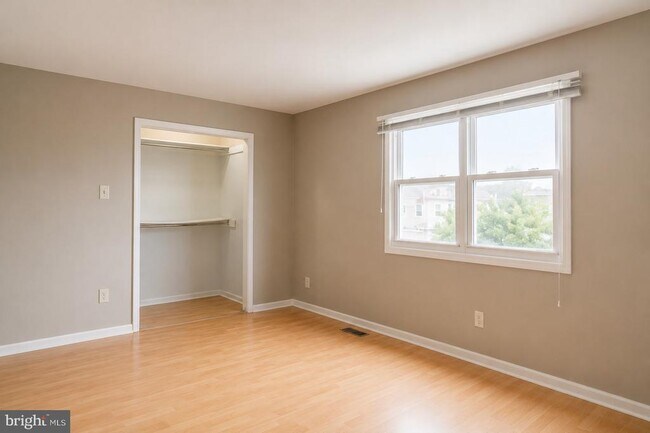 Building Photo - 610 N Victoria Ave
