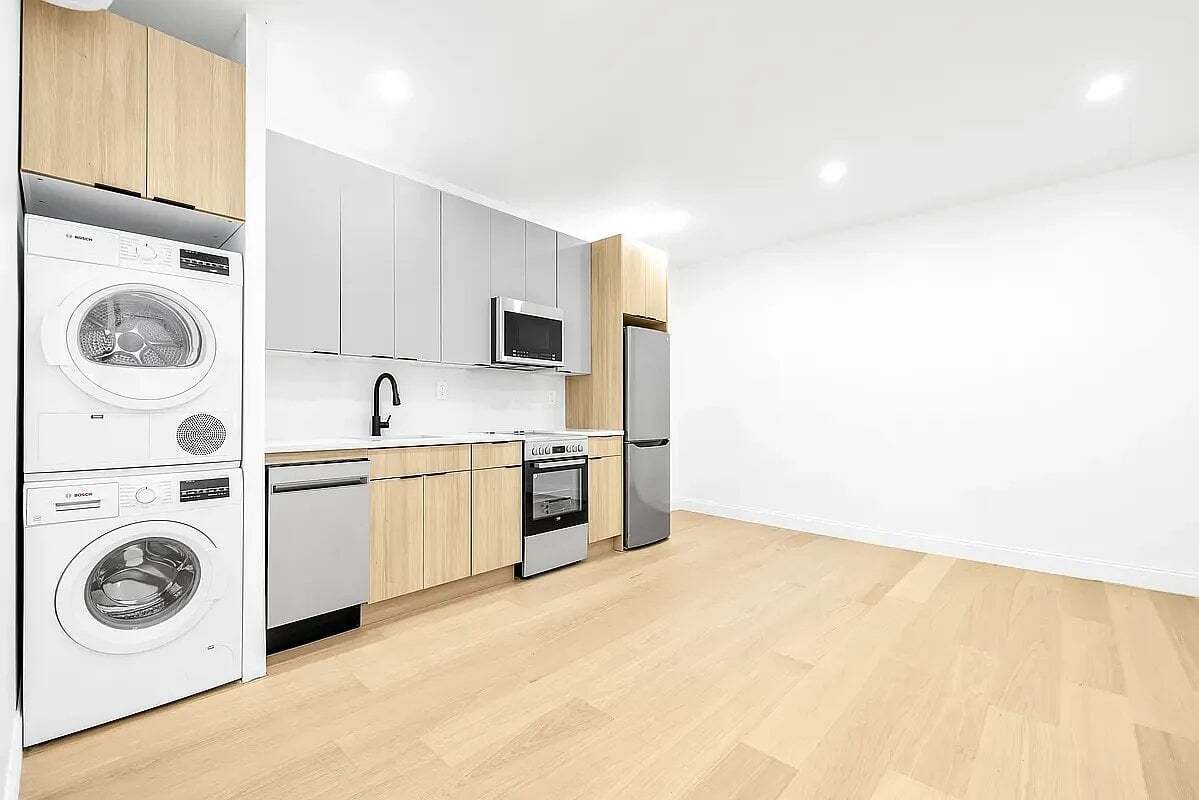 Building Photo - 127 E 7th St