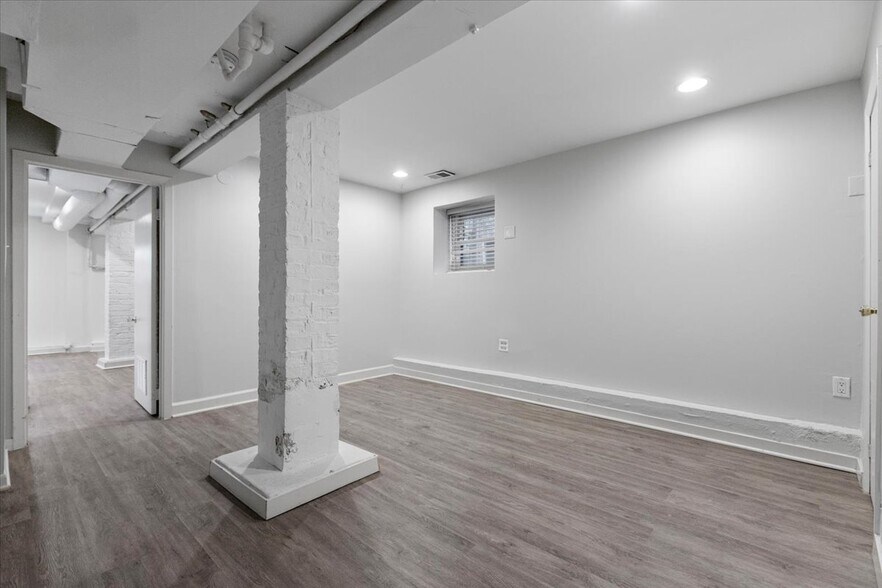 Building Photo - 3046 N Kenmore Ave