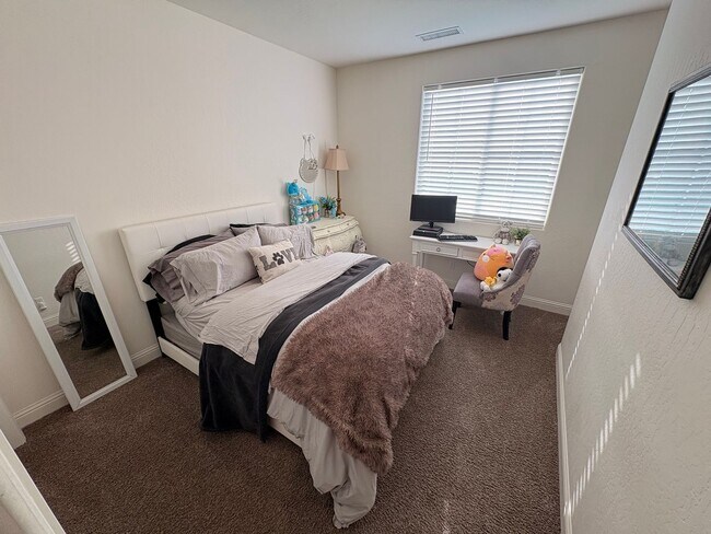 Building Photo - Beautiful 4 bedroom home for rent in Visalia, CA