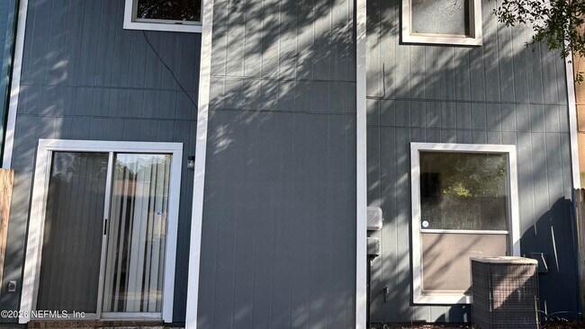 Building Photo - 11467 Fort Caroline Lakes Dr N