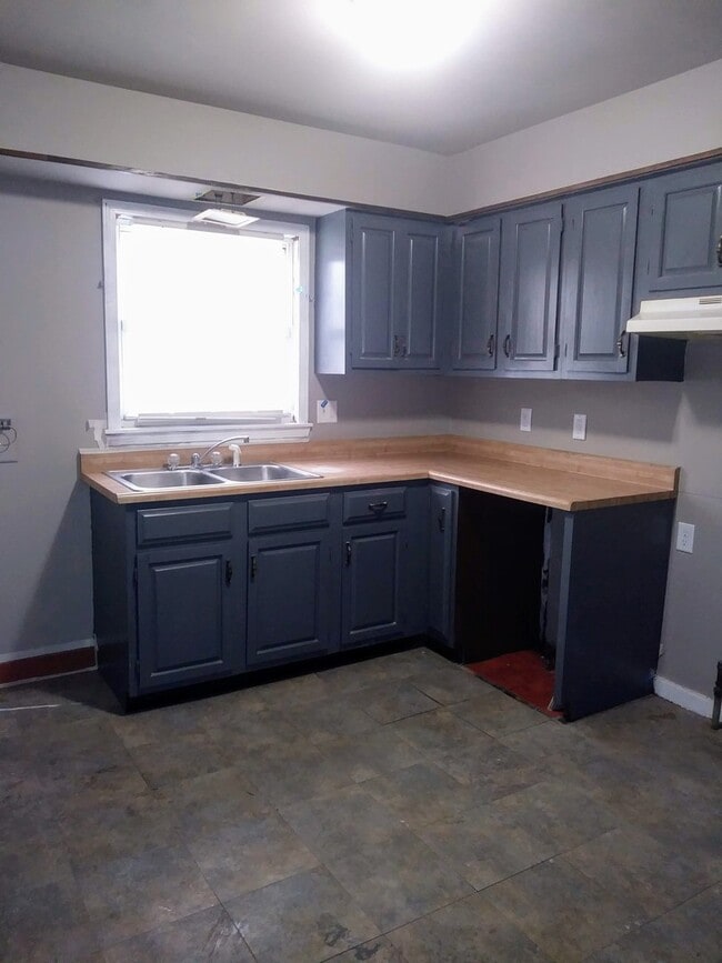 Primary Photo - COZY HOME LOCATED CLOSE TO EVERYTHING!