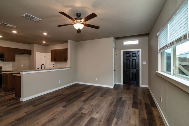 Building Photo - AVAILABLE NOW! GORGEOUS 3 BEDROOM DUPLEX L...