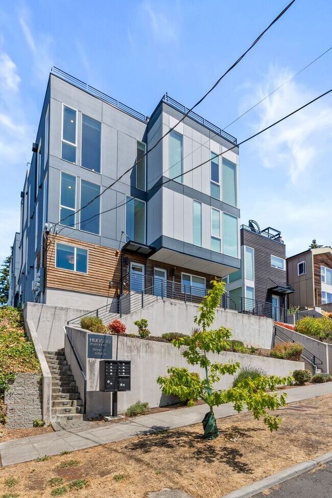Building Photo - Stunning Columbia City Townhome w/ Views and Air Conditioning