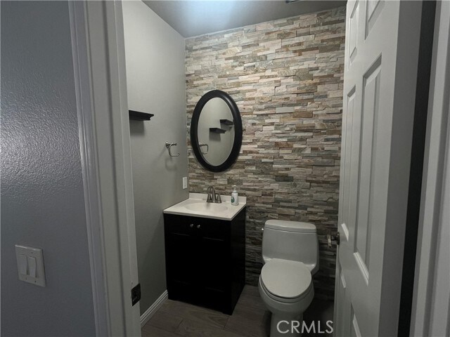 Building Photo - 2300 Meadow View Ln