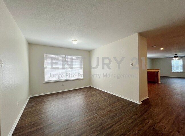 Building Photo - Recently Updated 3/2/2 Home Located in Nor...