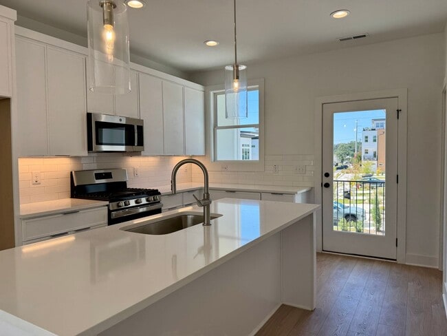 Building Photo - 1408 Sawyer Rd